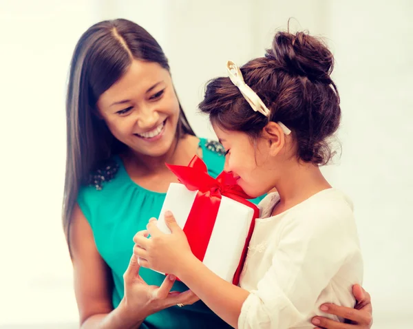 Gelukkig moeder en kind meisje met doos van de gift — Stockfoto