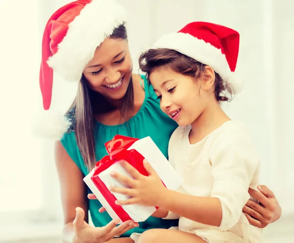 Feliz madre y niña con caja de regalo — Foto de Stock