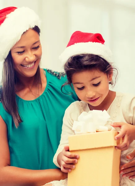 Gelukkig moeder en kind meisje met doos van de gift — Stockfoto