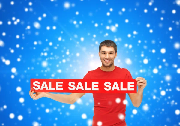 Muž v červené tričko s nápis-na prodej — Stock fotografie