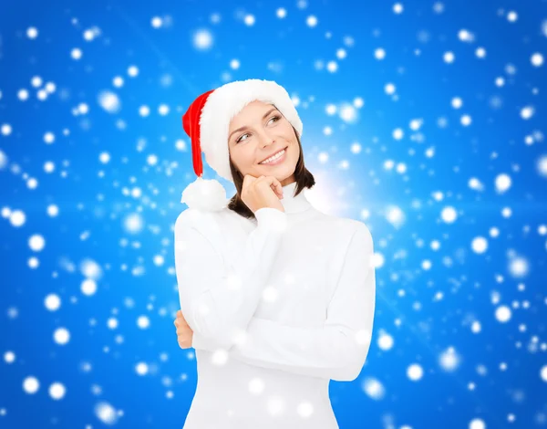 Mujer pensante y sonriente en sombrero de ayudante de santa — Foto de Stock