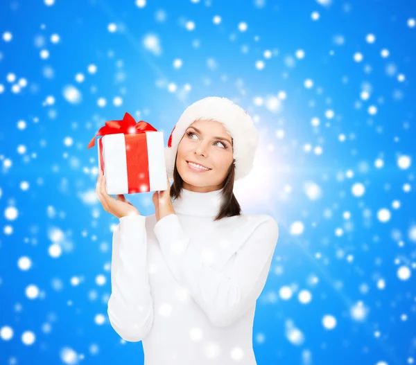 Lachende vrouw in helper kerstmuts met een doos van de gift — Stockfoto