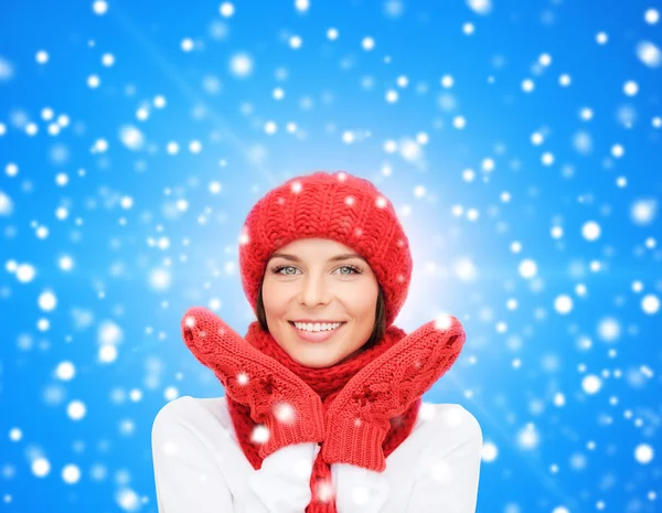 Lächelnde junge Frau in Winterkleidung — Stockfoto