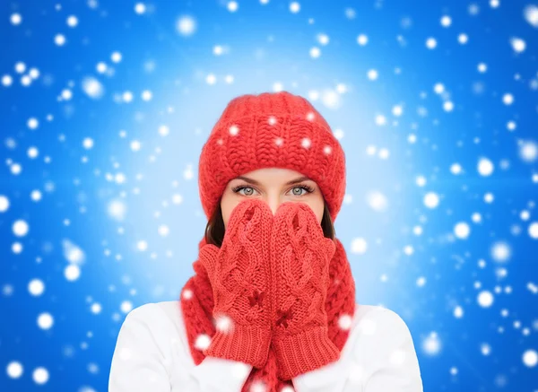 Lächelnde junge Frau in Winterkleidung — Stockfoto