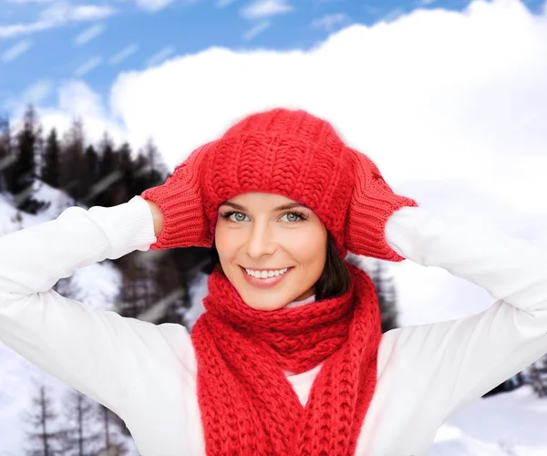 Sorrindo jovem mulher em roupas de inverno — Fotografia de Stock