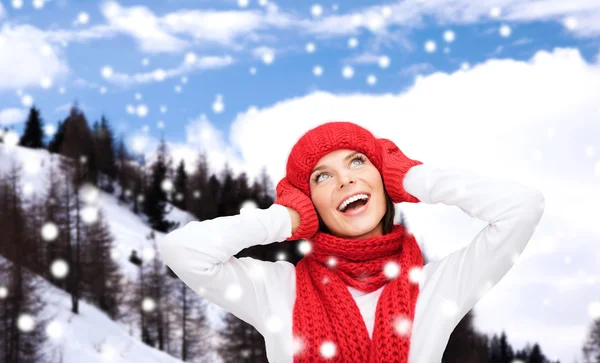 Lachende jonge vrouw in winterkleren — Stockfoto