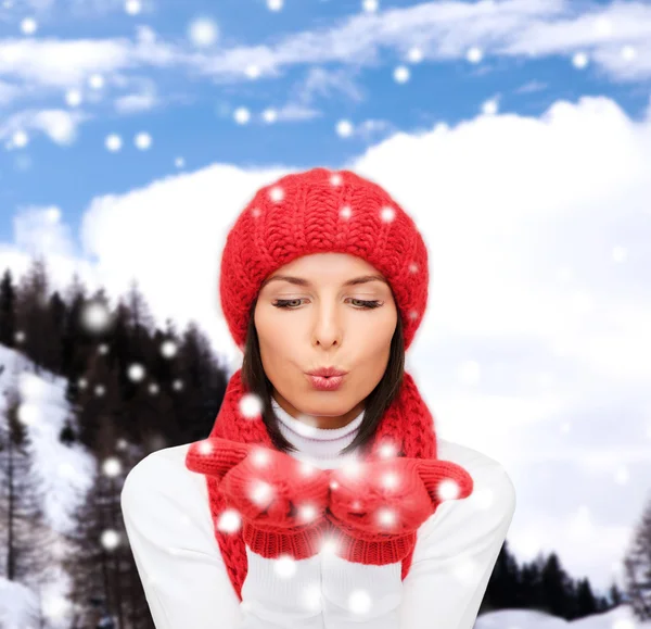 Sorrindo jovem mulher em roupas de inverno — Fotografia de Stock