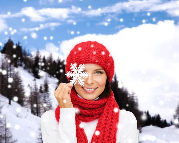 Jeune femme souriante en vêtements d'hiver — Photo