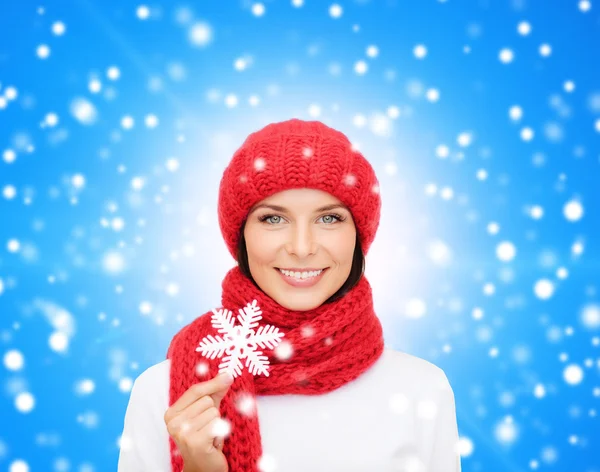 Sorridente giovane donna in abiti invernali — Foto Stock