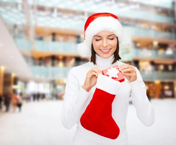 Hediye kutusu ve çorap ile Noel Baba şapkalı kadın — Stok fotoğraf