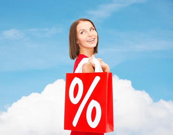 Mujer en vestido rojo con bolsas de compras — Foto de Stock