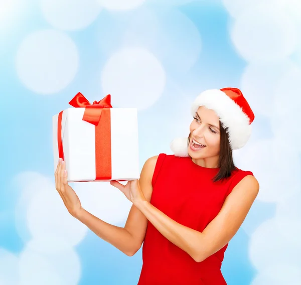 Mujer sonriente en vestido rojo con caja de regalo — Foto de Stock