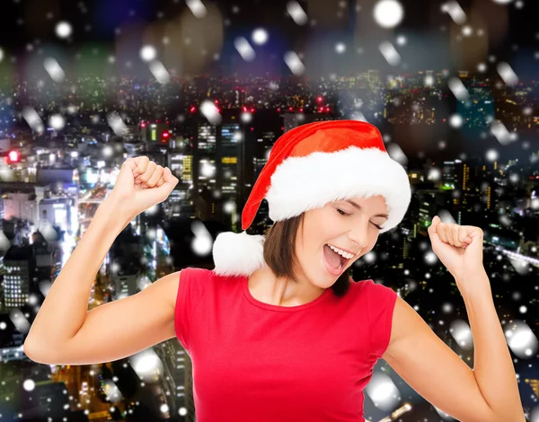 Mujer sonriente en sombrero de ayudante de santa — Foto de Stock