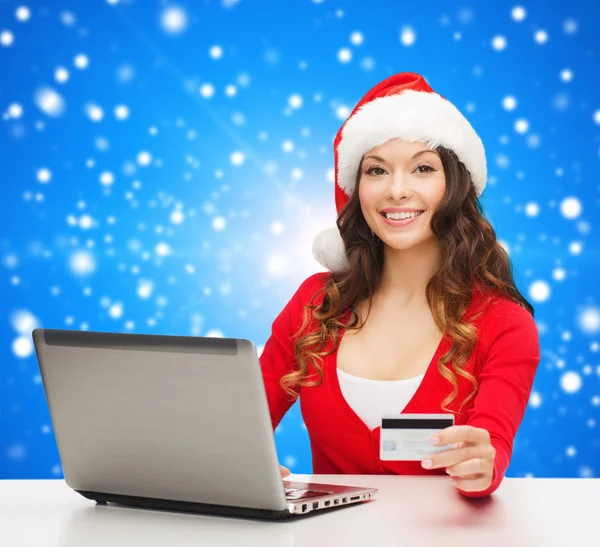 Mulher sorridente com cartão de crédito e laptop — Fotografia de Stock