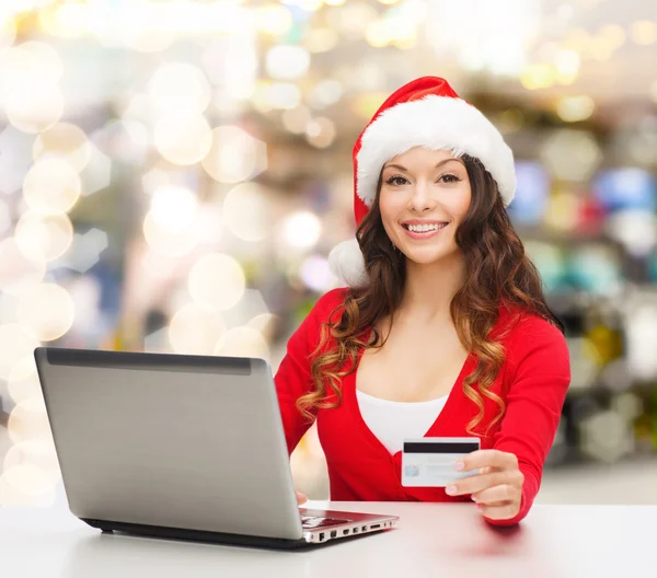 Mulher sorridente com cartão de crédito e laptop — Fotografia de Stock