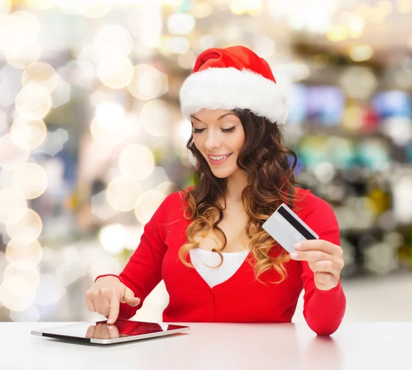 Mulher sorridente com cartão de crédito e tablet pc — Fotografia de Stock