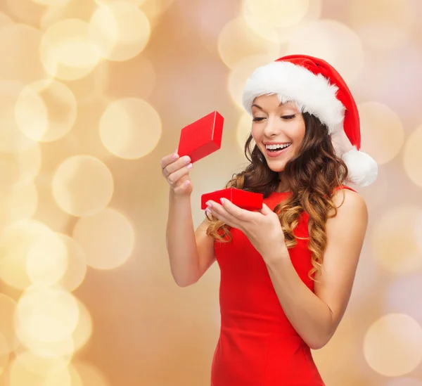 Mujer sonriente en vestido rojo con caja de regalo —  Fotos de Stock