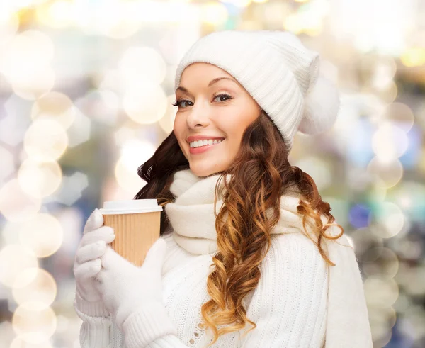 Sorridente giovane donna in abiti invernali con coppa — Foto Stock