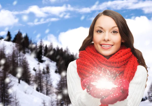 Leende kvinna i vinterkläder med snöflinga — Stockfoto