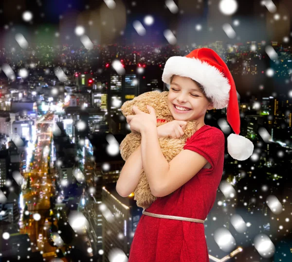 Leende flicka i santa helper hatt med Nalle — Stockfoto