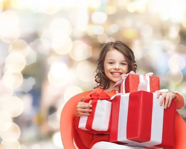 Lächelndes kleines Mädchen mit Geschenkboxen — Stockfoto