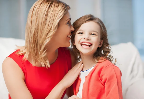 Mère et fille câlins — Photo