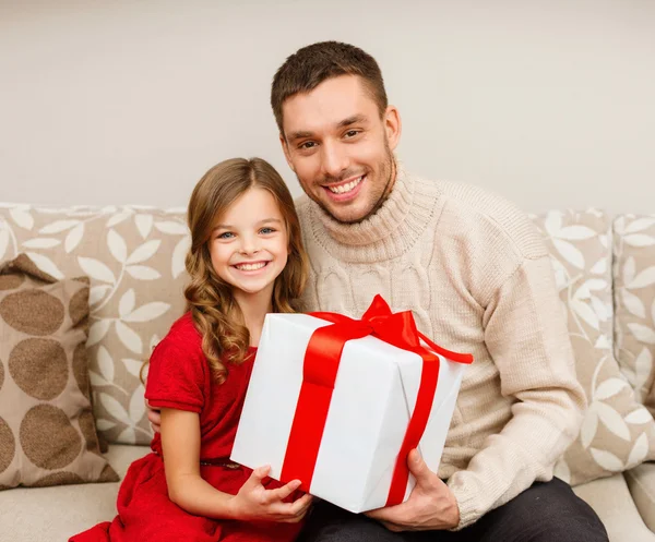 Sorrindo pai e filha segurando caixa de presente — Fotografia de Stock