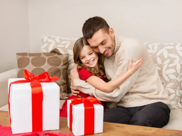 Sonriente padre e hija abrazándose —  Fotos de Stock