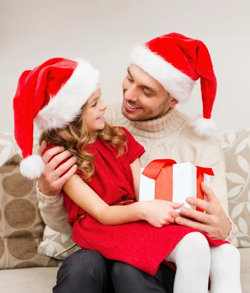 Smiling father and daughter holding gift box — Stock Photo, Image