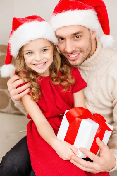 Sonriente padre e hija sosteniendo caja de regalo — Foto de Stock