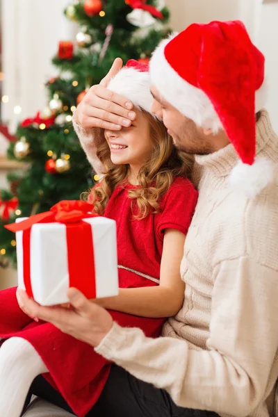 Sonriente padre sorprende hija con caja de regalo —  Fotos de Stock