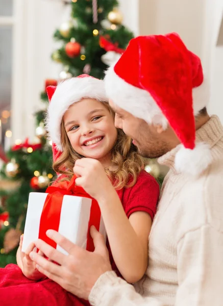 Sonriente padre e hija abriendo caja de regalo — Foto de Stock