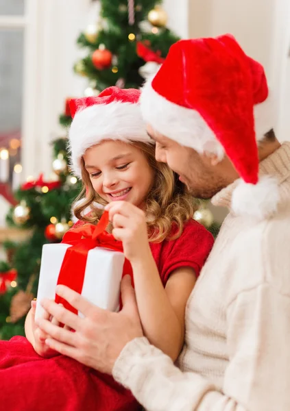 Smiling father and daughter opening gift box — Stock Photo, Image