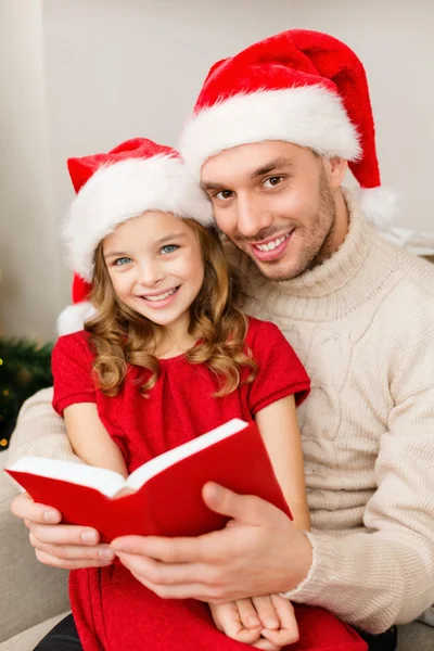 Lächelnder Vater und Tochter lesen Buch — Stockfoto