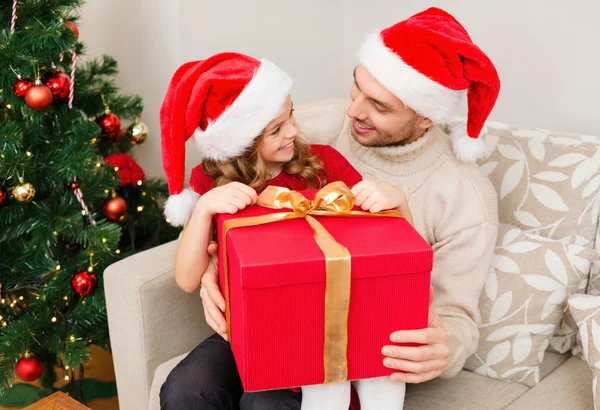 Sonriente padre e hija abriendo caja de regalo —  Fotos de Stock