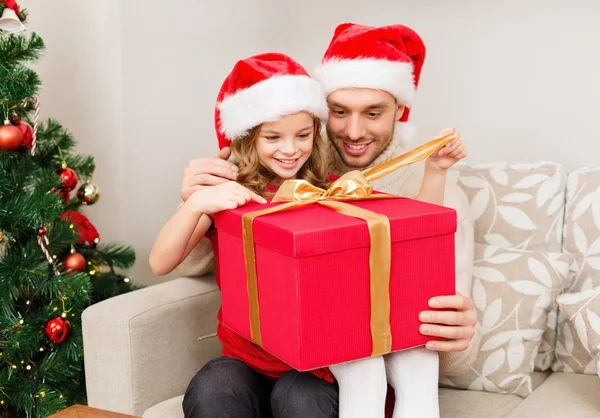 Sorrindo pai e filha caixa de presente de abertura — Fotografia de Stock