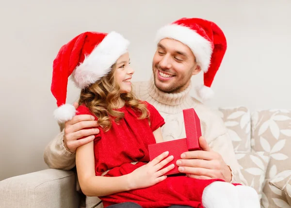 Lächelnder Vater und Tochter öffnen Geschenkbox — Stockfoto