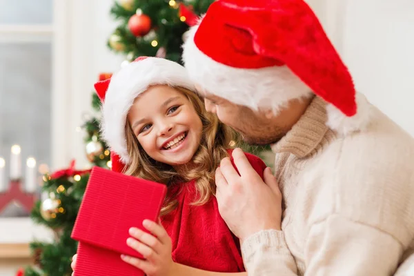 Sorrindo pai e filha caixa de presente de abertura — Fotografia de Stock