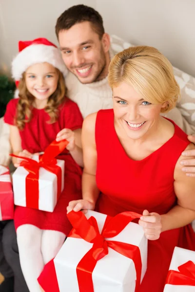 Glückliche Familie öffnet Geschenkboxen — Stockfoto