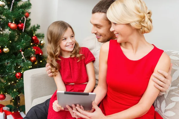 Famiglia sorridente con tablet pc — Foto Stock