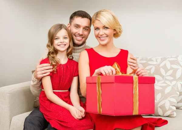 Щаслива сім'я відкриває подарункову коробку — стокове фото