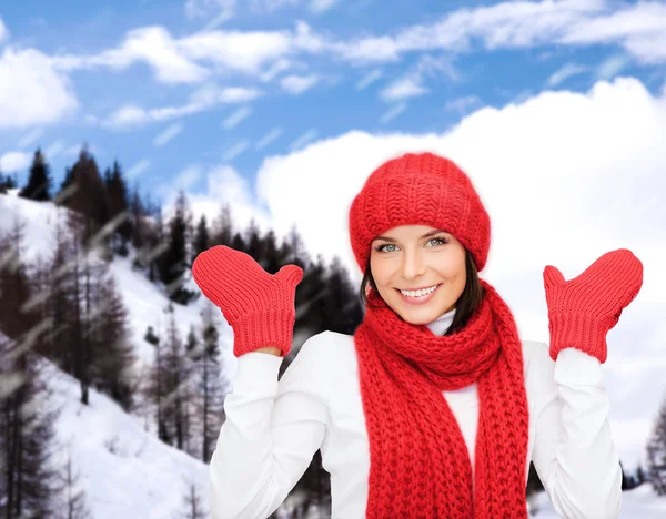 Sorridente giovane donna in abiti invernali — Foto Stock