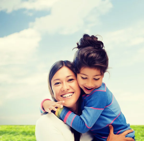 Abrazando a madre e hija — Foto de Stock