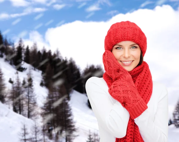 Lachende jonge vrouw in winterkleren — Stockfoto