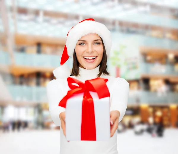 Lächelnde Frau mit Weihnachtsmann-Helfermütze mit Geschenkbox — Stockfoto