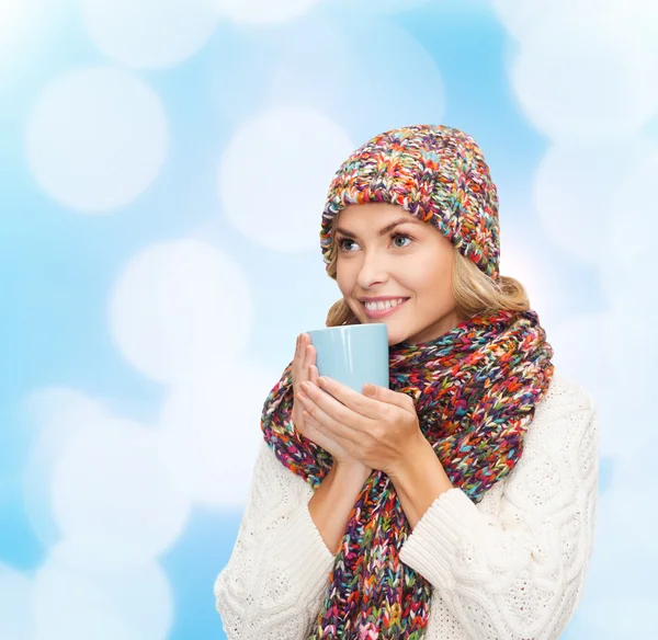 Sorridente giovane donna in abiti invernali con coppa — Foto Stock