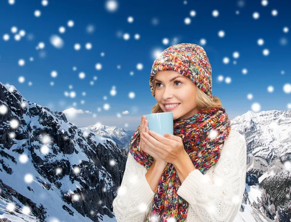 Sorrindo jovem mulher em roupas de inverno com copo — Fotografia de Stock