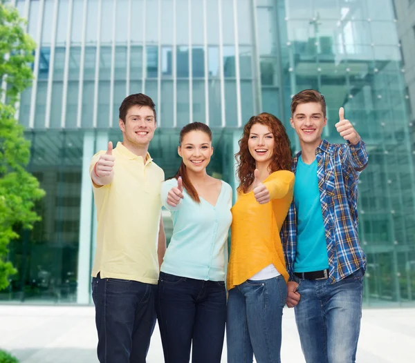 Groep van lachende tieners over stad achtergrond — Stockfoto