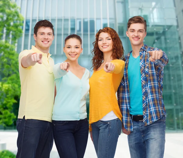 Gruppe lächelnder Teenager, die mit dem Finger auf dich zeigen — Stockfoto