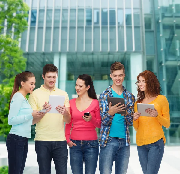 Grupo de adolescentes com smartphones e tablet pc — Fotografia de Stock